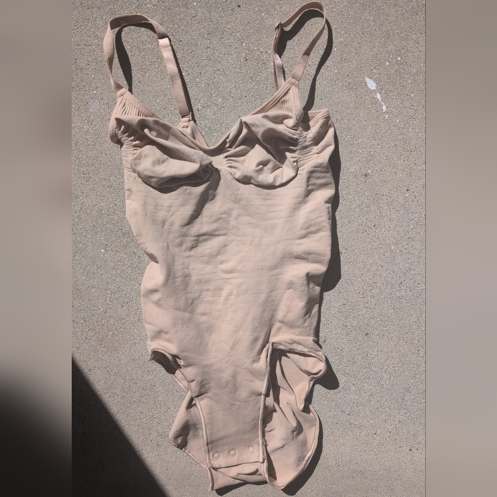 SKIMS Women's Cream One Piece Bodysuit Size Large NWOT